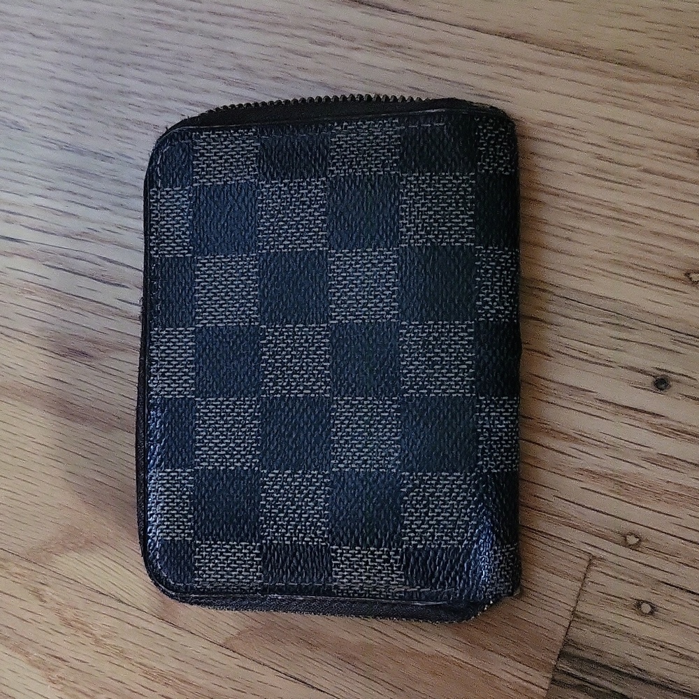 Louis Vuitton zippy coin damier ebene purse damaged